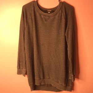 Long sleeve grey gap sweater.
